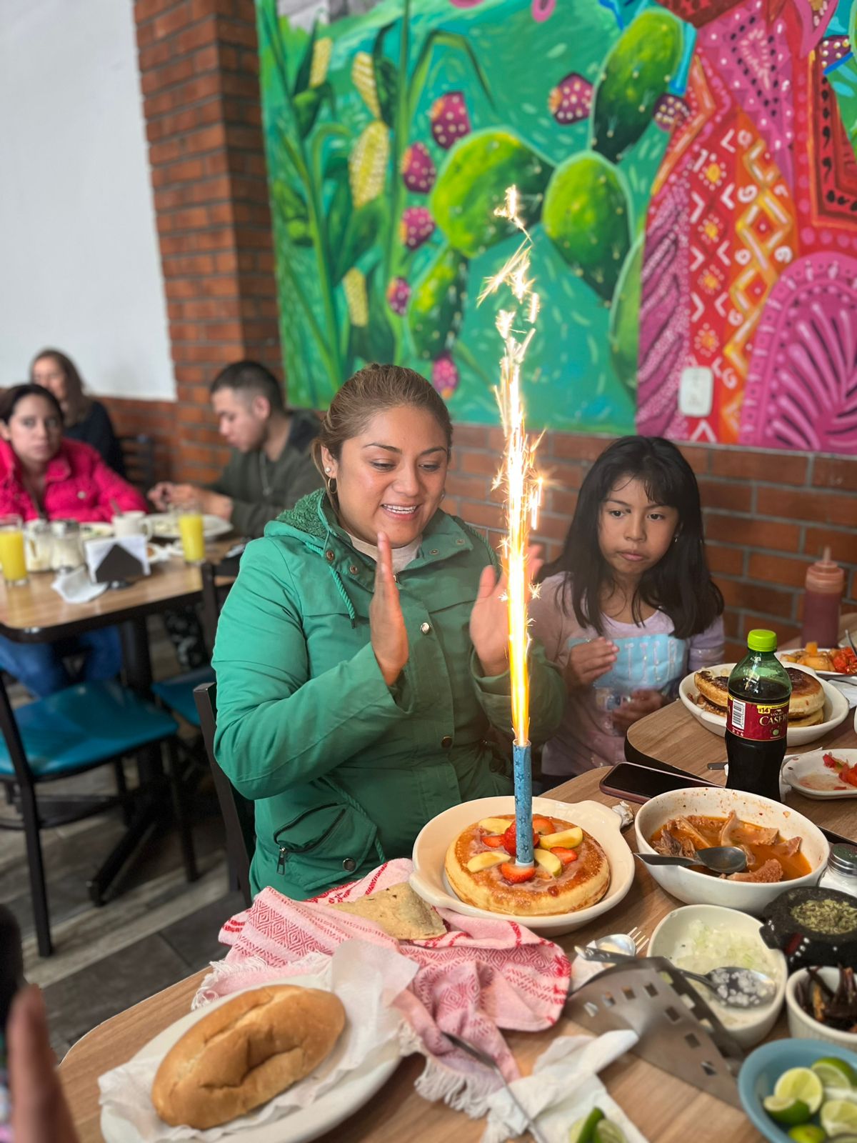 Cumpleaños con pastel y bengala en La Cazuela