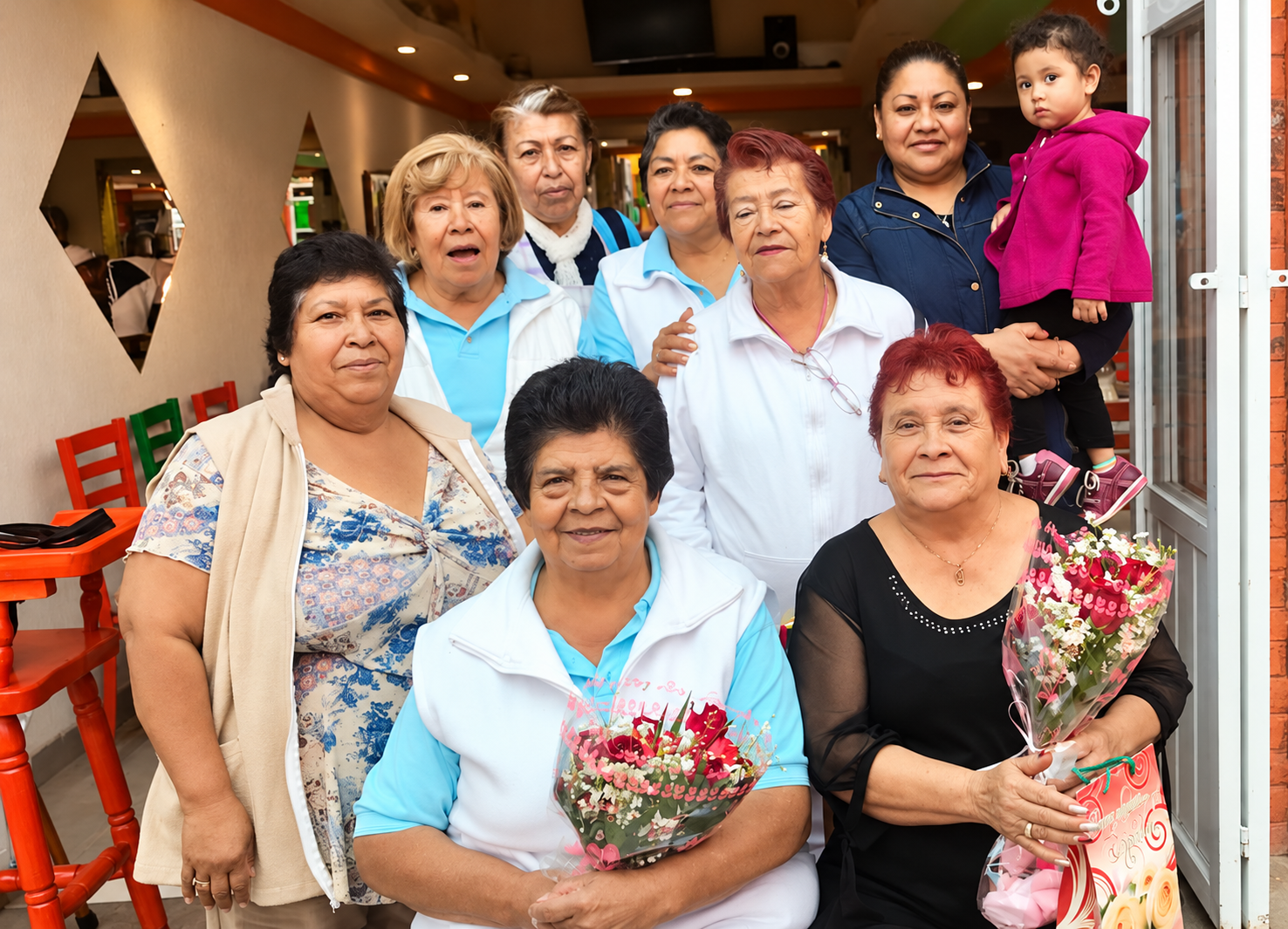 Familia celebrando en La Cazuela de Consuelo