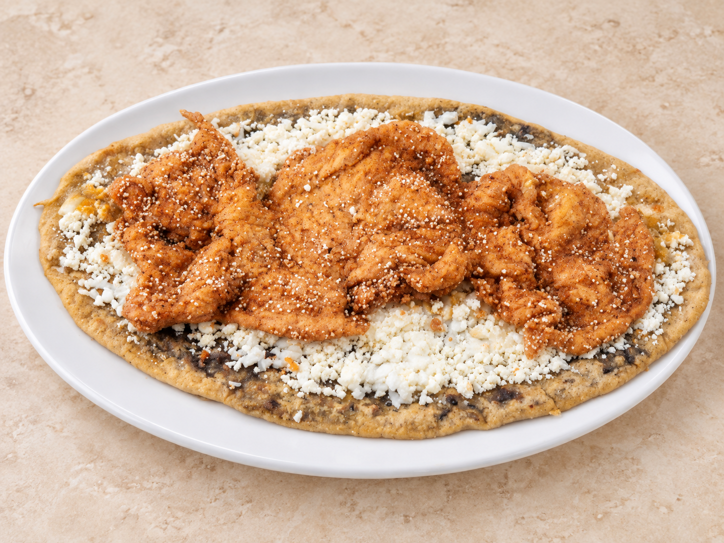Huarache de pechuga empanizada de La Cazuela de Consuelo